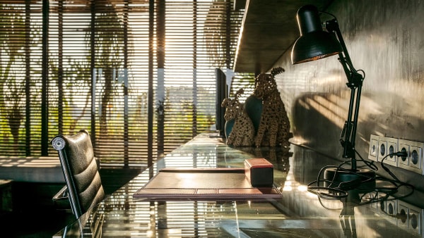 Villa Mana - Sundrenched study space